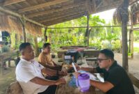 Fahri Lasena mengambil formulir calon Ketua KNPI Bolmut dan diterima oleh Ketua Panitia Musda Mohammad Rifki Tegila