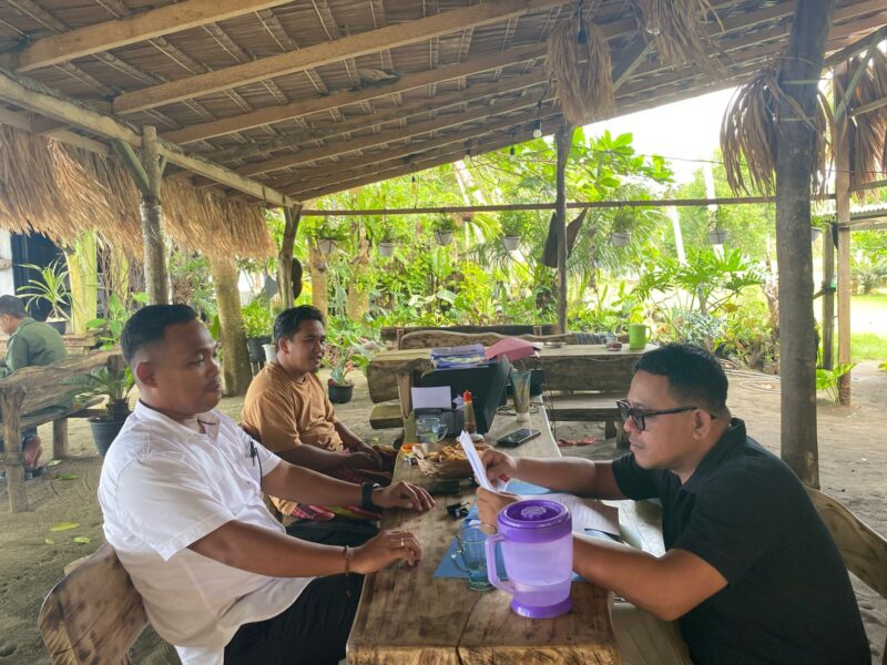Fahri Lasena mengambil formulir calon Ketua KNPI Bolmut dan diterima oleh Ketua Panitia Musda Mohammad Rifki Tegila