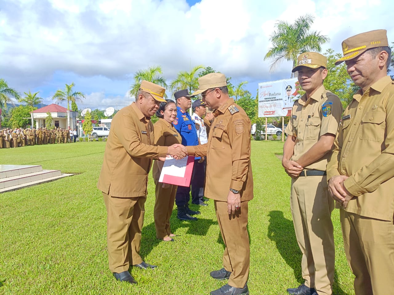 Penyerahan SK Plt Kepala BPKPD pada Dr. Abdul Nazarudin Maloho, oleh Bupati Bolmut