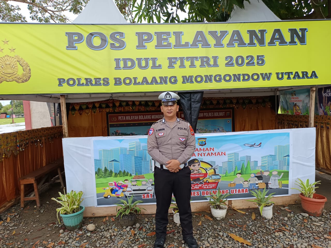 Personil Polres Bolmut di pos pelayanan Idul Fitri 2025