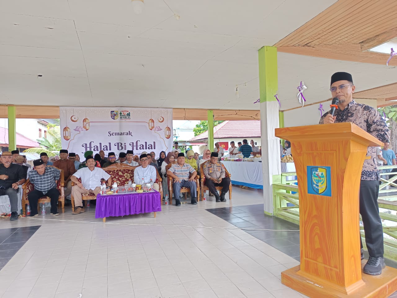Bupati Bolmut Dr. Sirajudin Lasena saat memberikan sambutan di Halal Bihalal Kecamatan Bintauna
