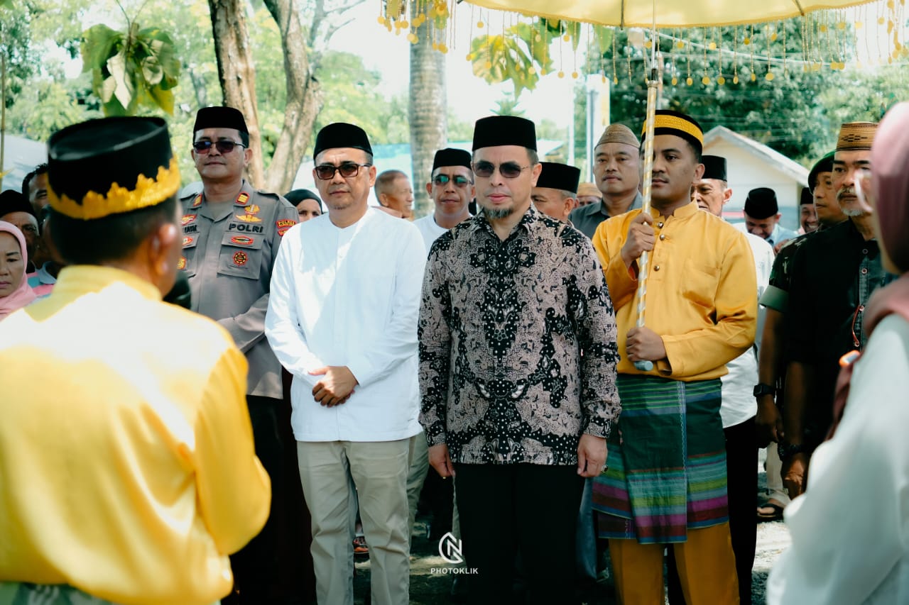 Bupati Bolmut Dr. Sirajudin Lasena dijemput secara adat oleh lembaga adat bintauna