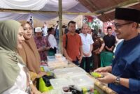 Bupati Bolmut Dr. Sirajudin Lasena, bersama perempuan pelaku UMKM bidang kuliner (Ramadhan Fair 2024)