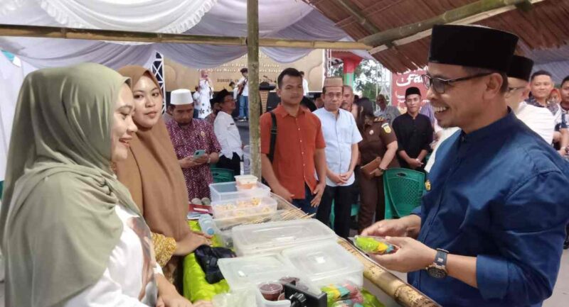 Bupati Bolmut Dr. Sirajudin Lasena, bersama perempuan pelaku UMKM bidang kuliner (Ramadhan Fair 2024)