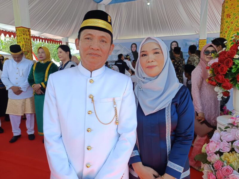 Anggota DPRD Bolmut Abdul Mulo Daeng Mulisa bersama Istri