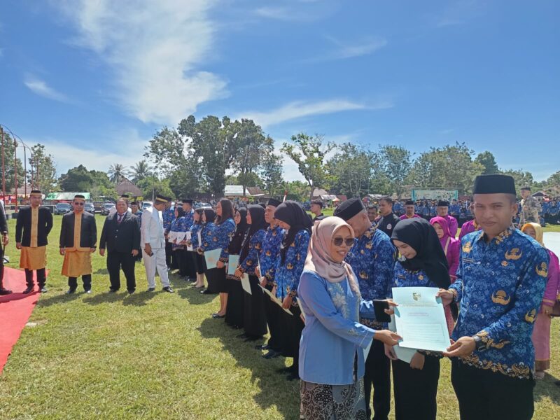 Penyerahan SK CPNS kepada Evan Humokor teman sejawat yang kini beralih menjadi abdi negara