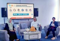 Rektor UIGU Dr. Fatmah M. Ngabito (kiri), Kepala BKPSDM Bolmut Khristanto Nani (tengah), moderator (kanan) 