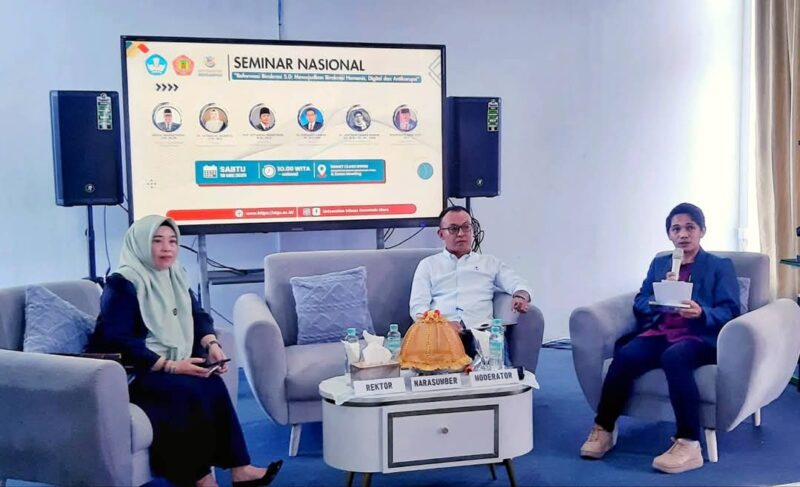 Rektor UIGU Dr. Fatmah M. Ngabito (kiri), Kepala BKPSDM Bolmut Khristanto Nani (tengah), moderator (kanan) 