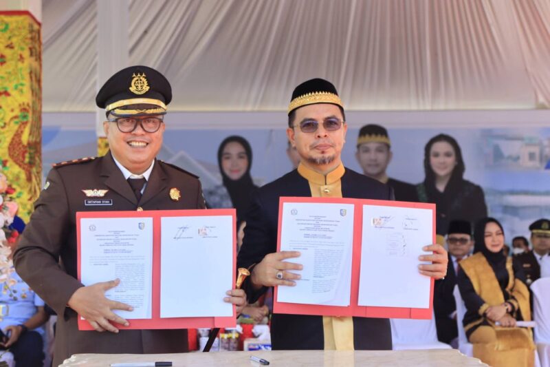 Bupati Boltara Sirajudin Lasena bersama Kajari Boltara Oktafian Syah Effendi, usai penandatanganan Nota Kesepahaman