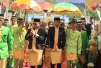 Bupati dan Wakil Bupati Bolmut disambut payung adat kebesaran dan iringan kulintang perunggu