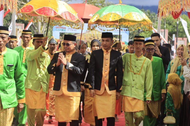 Bupati dan Wakil Bupati Bolmut disambut payung adat kebesaran dan iringan kulintang perunggu