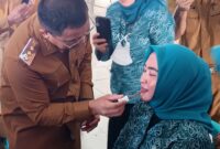 Bupati dan Ketua TP-PKK Bolmut menjadi salah satu peserta merias wajah