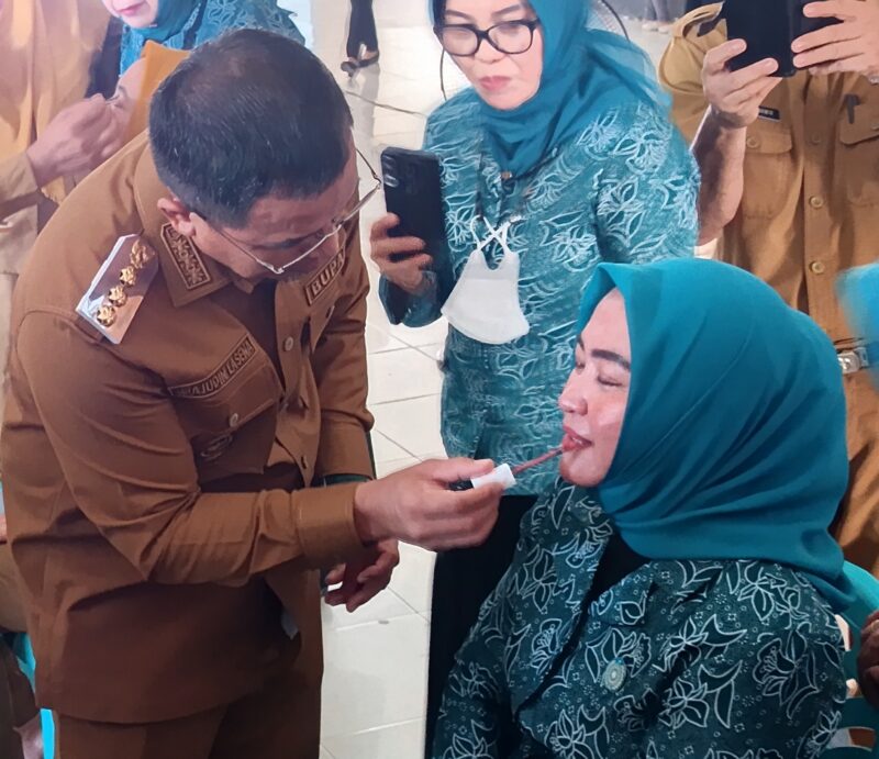 Bupati dan Ketua TP-PKK Bolmut menjadi salah satu peserta merias wajah