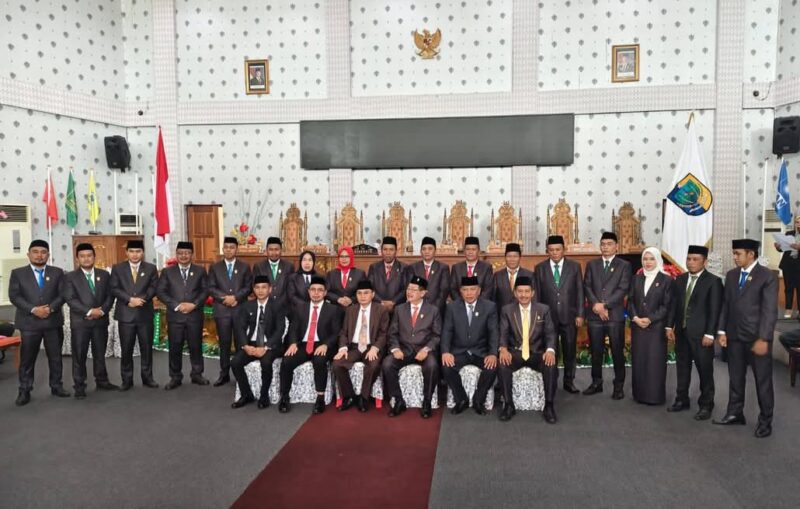 Bupati Dr. Sirajudin Lasena dan Wakil Bupati Mohammad Aditya Pontoh bersama Pimpinan dan Anggota DPRD Bolmut