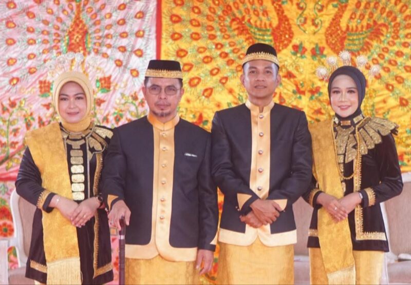 Bupati Dr. Sirajudin Lasena bersama Wakil Bupati Moh. Aditya Pontoh, didampingi Ketua TP-PKK dan Sekretaris Boltara