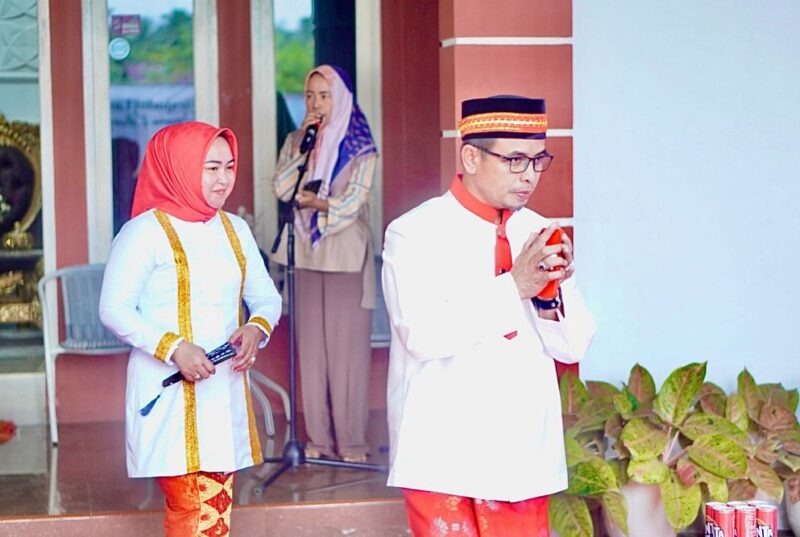 Bupati Bolmut Dr. Sirajudin Lasena bersama Ketua TP-PKK Bolmut, Ny. Ening Sutrisni Sirajudin Lasena-Adam