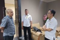Kepala Dinas Nakertrans Bolmut Abdul Muis Suratinoyo bersama Kepala BPJS Ketenagakerjaan cabang Kotamobagu Rezky Andre Ratu