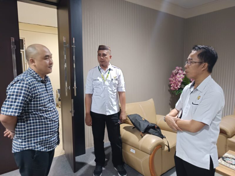 Kepala Dinas Nakertrans Bolmut Abdul Muis Suratinoyo bersama Kepala BPJS Ketenagakerjaan cabang Kotamobagu Rezky Andre Ratu