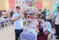 Bupati Bolmut Dr. Sirajudin Lasena saat memeriksa daftar kadaluarsa minuman yang akan dikonsumsi siswa dan siswi penerima program MBG