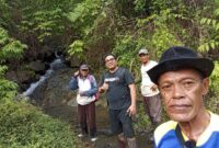 Lurah Bintauna bersama msayarakat survei jalan perkebunan landaso