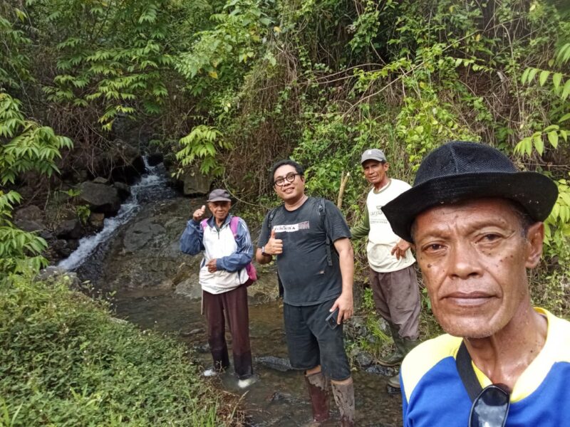 Lurah Bintauna bersama msayarakat survei jalan perkebunan landaso