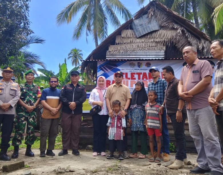 Pemkab Boltara bersama masyarakat penerima manfaat Rumah Layak Huni