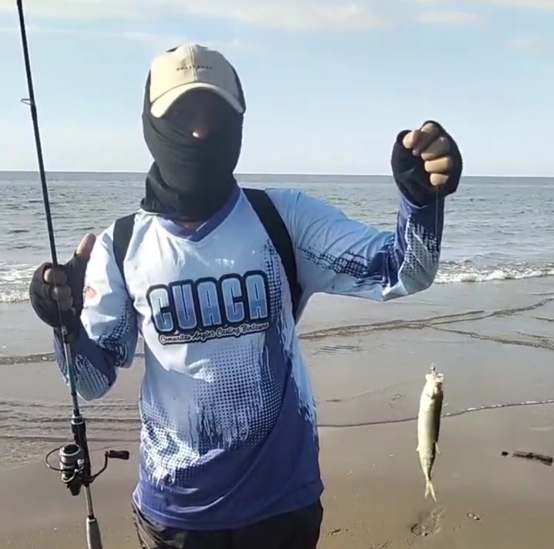 Juara satu kategori Casting Pinggiran Ultra Light, Toyip Talango, jenis ikan Selar Kuning (Oci).
