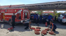 Personil Damkar Boltara sedang malakukan perawatan mobil dan peralatan kesiapsiagaan