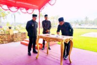 Kepala Dinas Kominfo Boltara Mirwan Datukramat menandatangani Piagam Audit Intern dan disaksikan langsung oleh Bupati dan Wakil Bupati Boltara