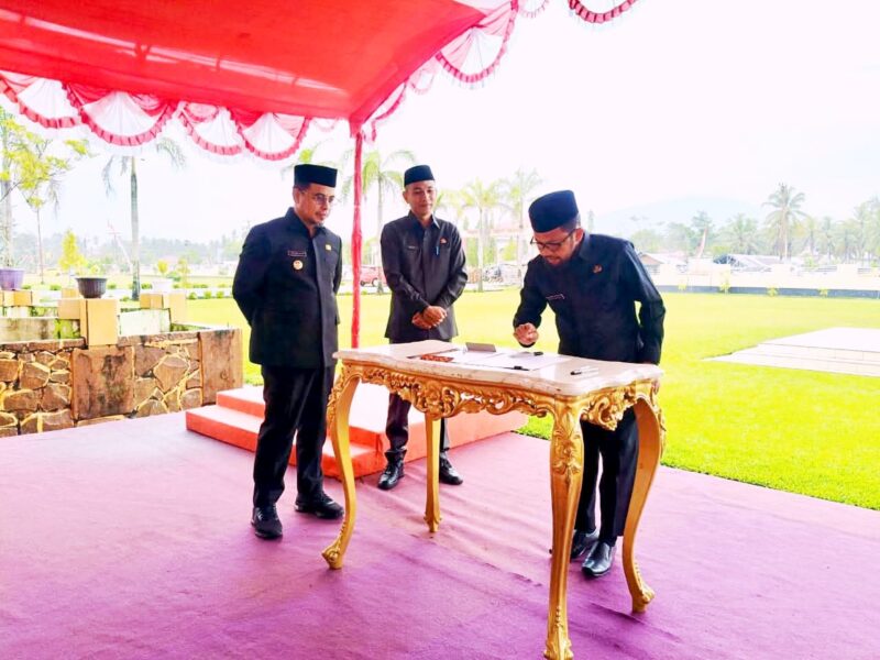 Kepala Dinas Kominfo Boltara Mirwan Datukramat menandatangani Piagam Audit Intern dan disaksikan langsung oleh Bupati dan Wakil Bupati Boltara