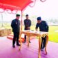 Kepala Dinas Kominfo Boltara Mirwan Datukramat menandatangani Piagam Audit Intern dan disaksikan langsung oleh Bupati dan Wakil Bupati Boltara