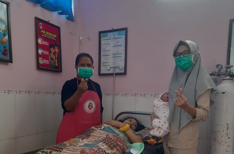 Paien Bersalin JKN BPJS Kesehatan bersama perawat di PKM Boroko