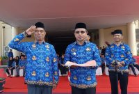 Bupati Boltara Dr. Sirajudin Lasena memberikan Panisment pada Sekwan Victor Nanlessy atas kelalaian protokoler