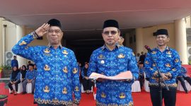Bupati Boltara Dr. Sirajudin Lasena memberikan Panisment pada Sekwan Victor Nanlessy atas kelalaian protokoler