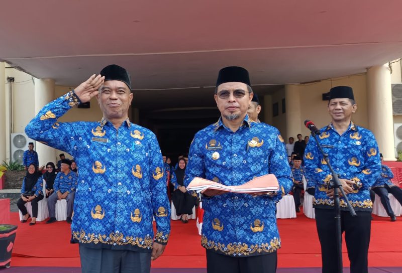 Bupati Boltara Dr. Sirajudin Lasena memberikan Panisment pada Sekwan Victor Nanlessy atas kelalaian protokoler
