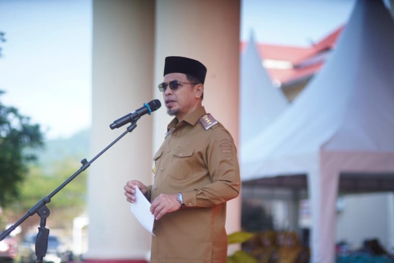 Bupati Boltara, Dr. Sirajudin Lasena saat memberikan sambutan di apel perdana pasca cuti bersama hari raya idul adha 1446 hijriah