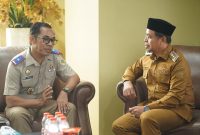 Bupati Boltara nampak berdiskusi dengan Kepala Kantor Pertanahan