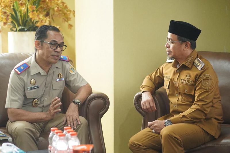 Bupati Boltara nampak berdiskusi dengan Kepala Kantor Pertanahan