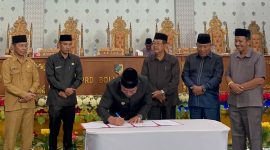 Bupati Dr. Sirajudin Lasena menandatangani naskah 21 Propemperda, yang didampingi oleh Wakil Bupati, Sekda dan Pimpinan DPRD Boltara