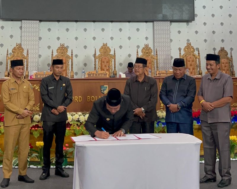 Bupati Dr. Sirajudin Lasena menandatangani naskah 21 Propemperda, yang didampingi oleh Wakil Bupati, Sekda dan Pimpinan DPRD Boltara
