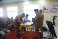 Camat Bintauna Sarwo Eddy Posangi menandatangani berita acara Musrenbang RPJMD 2025-2029 disaksikan oleh Bupati dan Wakil Bupati Boltara, dan Pimpinan DPRD Boltara. 