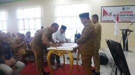 Camat Bintauna Sarwo Eddy Posangi menandatangani berita acara Musrenbang RPJMD 2025-2029 disaksikan oleh Bupati dan Wakil Bupati Boltara, dan Pimpinan DPRD Boltara. 
