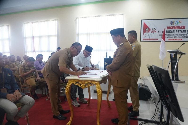 Camat Bintauna Sarwo Eddy Posangi menandatangani berita acara Musrenbang RPJMD 2025-2029 disaksikan oleh Bupati dan Wakil Bupati Boltara, dan Pimpinan DPRD Boltara. 