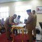 Camat Bintauna Sarwo Eddy Posangi menandatangani berita acara Musrenbang RPJMD 2025-2029 disaksikan oleh Bupati dan Wakil Bupati Boltara, dan Pimpinan DPRD Boltara. 