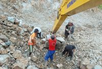 Suasana Faisal Paputungan bersama warga lainnya saat bekerja mengais rezeki untuk pemenuhan kebutuhan keluarga