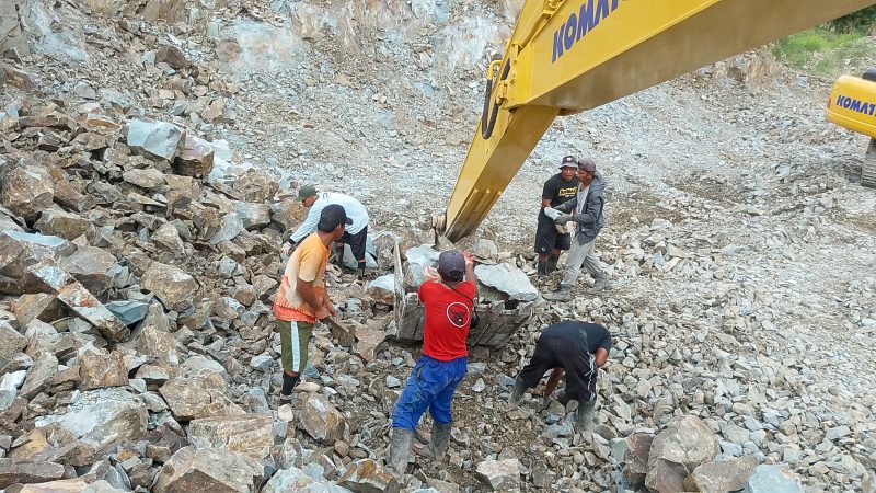 Suasana Faisal Paputungan bersama warga lainnya saat bekerja mengais rezeki untuk pemenuhan kebutuhan keluarga