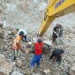 Suasana Faisal Paputungan bersama warga lainnya saat bekerja mengais rezeki untuk pemenuhan kebutuhan keluarga
