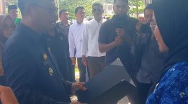 Bupati Gorut Thariq Modanggu menyerahkan SK PPPK 2025 secara simbolis