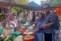 Ketua SBSI Boltara Syamsudin Olii bersama para pedagang pasar Ollot