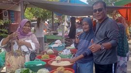 Ketua SBSI Boltara Syamsudin Olii bersama para pedagang pasar Ollot